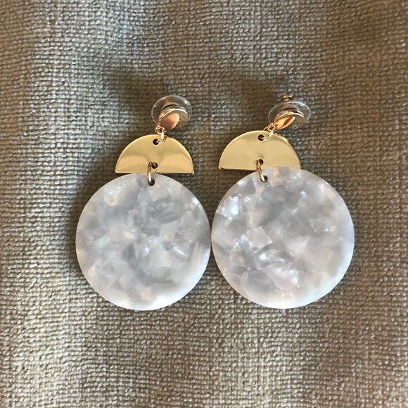 2 pairs of large chunky acrylic earrings (tortoiseshell and white and gold) - Picture 2 of 3